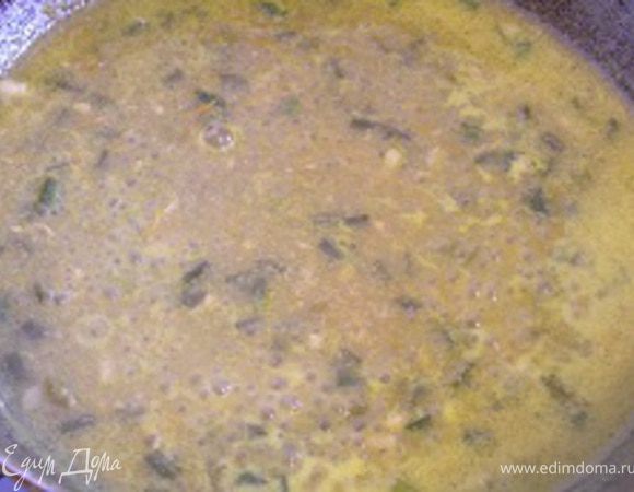 Вилкой смешать в маленькой миске кукурузную муку с апельсиновым соком. Влить в сковороду вместе с оставленным маринадом. Варить на среднем огне, постоянно помешивая, пока смесь не закипит и слегка не загустеет, кипятить 1 минуту. Снова выложить курицу в сковороду и прогреть.