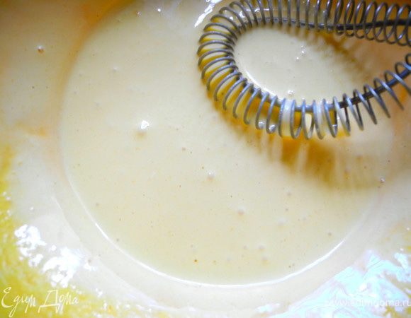 Заранее достать сливочное масло из холодильника, чтобы оно размягчилось.
Желтки отделить от белков и взбить с сахарной пудрой добела.