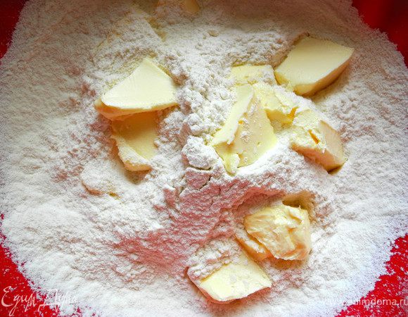Муку и сливочное масло размять руками. Получится вот такая масса.
