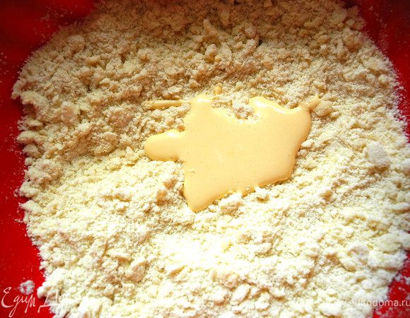 В нее постепенно вмешиваем желтки с сахарной пудрой небольшими порциями и добавляем щепотку соли. 