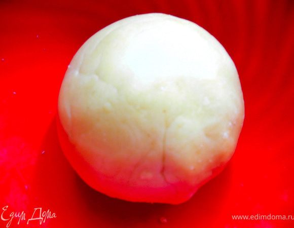 Вымешиваем эластичное тесто и формируем из него шар. Заворачиваем его в пищевую пленку и убираем в холодильник на 30 мин.