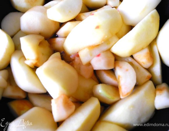 Вымытые яблоки очищаем от кожицы, удаляем серединку и нарезаем крупными ломтиками. В глубокой посуде нагреваем сидр и кальвадос, так как у меня не было ни кальвадоса, ни сидра, я вышла из положения, заменив их коньяком и марсалой. Марсалу можно заменить любым белым сладким вином.  В алкогольную смесь кладем яблоки и тушим на медленном огне 10 мин.
