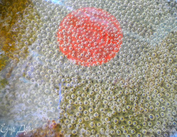 Для карамели в небольшую кастрюлю всыпать сахар, налить минеральную воду (тут я опять "схимичила", вместо минеральной воды взяла жидкость, в которой тушились яблоки). На медленном огне, помешивая деревянной лопаткой, довести сироп до кипения и варить минуты 3-5. Готовая карамель должна быть жидкой и светлой. Я ее недоварила, но в следующий раз обязательно буду следовать технологии.