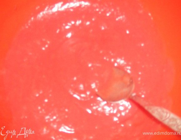 Помидоры помыть, пропустить на соковыжималку, затем протереть через сито (убрать семечки и кожуру). Цибулю перекрутить на мясорубке или натереть на мелкой терке.