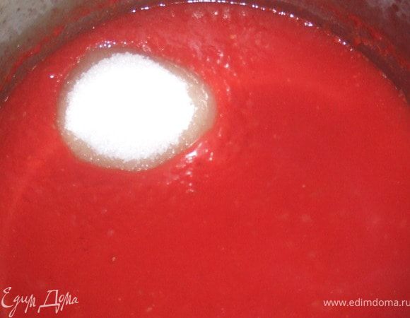 Томатный сок переливаем в кастрюлю, добавляем лук, ставим на огонь и с момента закипания варит 30 мин.. Затем нужно забрать в отдельную миску 250мл. сока. В 250мл. сока добавляем крахмал, все перемешать и отставит в сторону.  