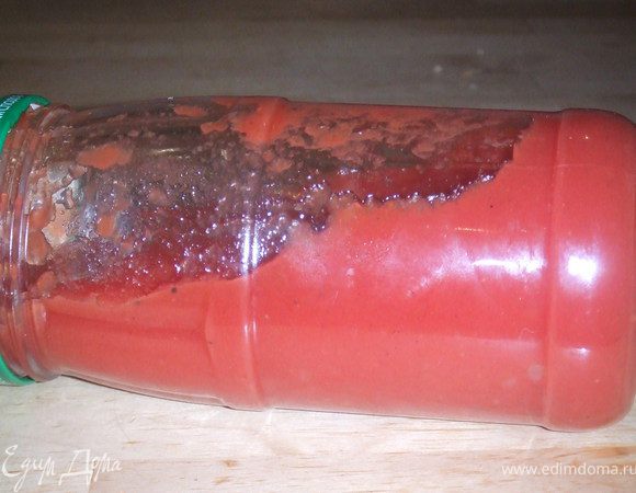 В сок, тот что в кастрюле добавить перец, сахар,уксус, корицу и соль. Все перемешать и с момента закипания варить ровно 1 час. Затем добавить томатный сок с крахмалем и варим еще 5 мин. Затем разлить в стерилизованные банки и закатать.     
