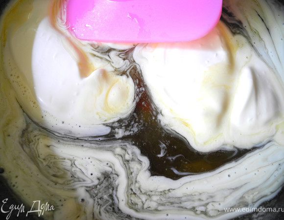 Снять посуду с огня и добавить к карамели сметану.