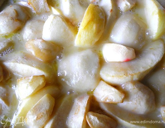 Готовый пирог полить горячей карамелью. 