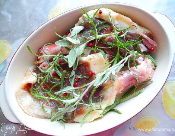 Натереть солью размороженные утиные ножки и оставить в холодном месте на 24 часа (можно оставить на 2 суток, но мне показалось, что в этом случае ножки просаливаются сильнее).
После этого хорошенько очистить ножки от соли (я даже промыла), промокнуть полотенцем. И уложить в огнеупорную форму, залив, в идеале, утиным жиром, но допускается оливковое масло. И тут я совершила "святотатство", налила в форму рафинированное растительное масло, и всего лишь пару ложек.  Хранить я их не собиралась, собственного жира на ножках было достаточно, ну и рискнула:))После этого набросала на ножки веточки розмарина, лаванды, шалфея и зернышки розового перца.