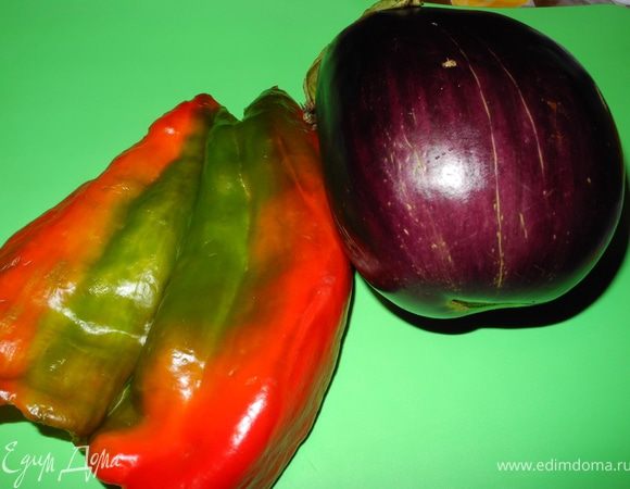 Приготовить овощи: вымыть, обсушить, перец освободить от семян.