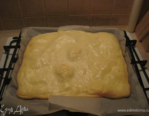 Взбить яйца, добавить майонез еще раз взбить, добавить натертый твердый сыр, еще раз взбить. Не обязательно разбить массу, чтобы сыр растворился, он потом сам под температурой в духовке раствориться и будет связующим элементом. Застелить противень пергаментом и вылить массу на противень. Поместить в духовой шкаф и запекать в течение 15 минут. Больше держать не надо, иначе потом он зажарится и не получиться свернуть рулет.