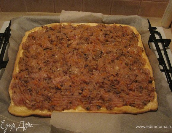 Достать запечный омлет из духовки, распределить по горячему омлету фарш.