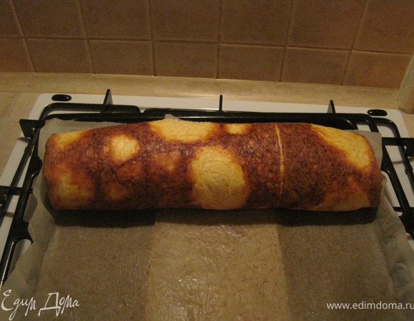 С помощью пергамента, на котором запекался омлет, завернуть омлет с начинкой в рулет.