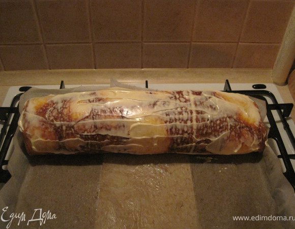 Можно сверху рулет намазать майонезом. а можно не мазать, с майонезом рулет получается жирнее..