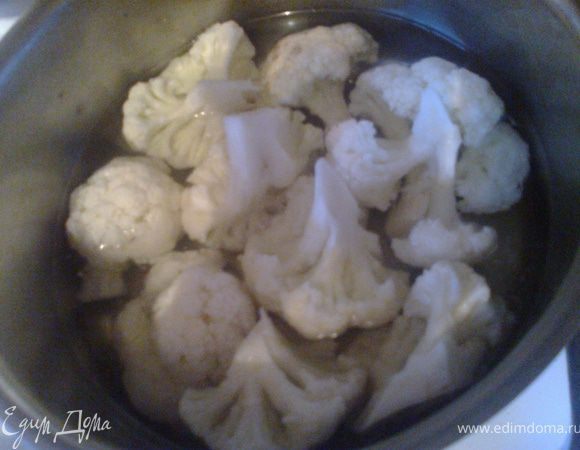 Разделить капустку на кусочки с"ножкой" (чтобы удобнее держать) и отварить до полуготовности.