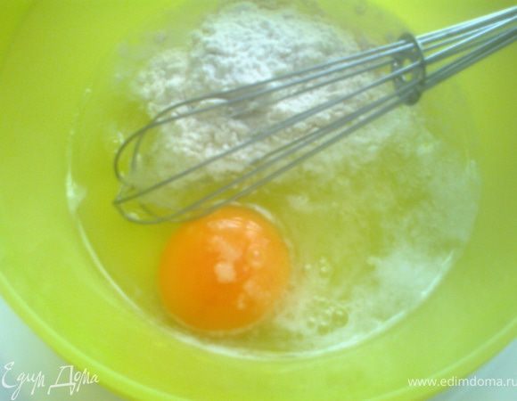 В сырое яйцо влить полстакана минеральной или простой воды с газами+полстакана муки, соль, перец, если нет соуса. Взбить венчиком.