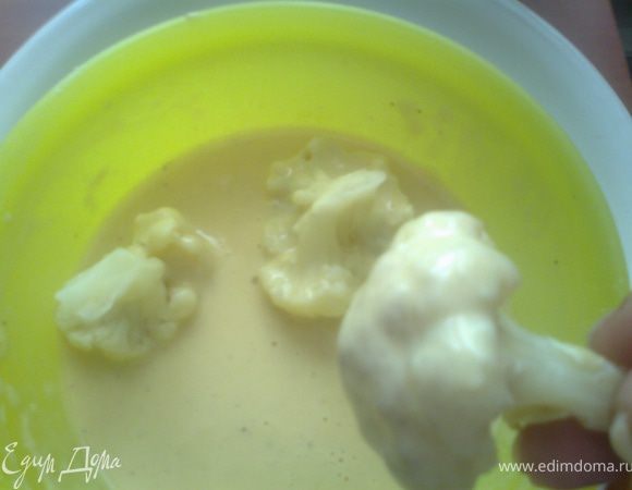 Макать кусочки в кляр...