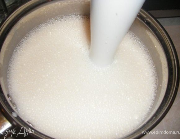 Поскольку тортик печется быстро, делаем сначала крем. У меня заварной, но вы можете сделать свой любимый вариант, заварное тесто все "стерпит"( крем должен быть достаточно сладким, т.к. в тесто сахар не идет).
Итак, взбиваем яйца, добавляем сахар, муку, крахмал, молоко, варим на медленном огне непрерывно помешивая до густоты сметаны. Остужаем добавляем сл. масло. Перемешиваем , ставим в холодильник. Перед смазыванием торта, добавляем цедру и сок лимона( по желанию).