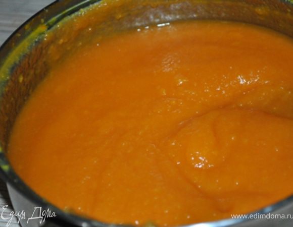 Удалить бадьян, измельчить блендером. Остудить. Добавить ликер. Перелить в мороженицу. Или поставить в морозильник и перемешивать на протяжении двух часов каждые 20-30 минут.