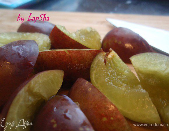 Сливы помыть и нарезать на четвертинки. 