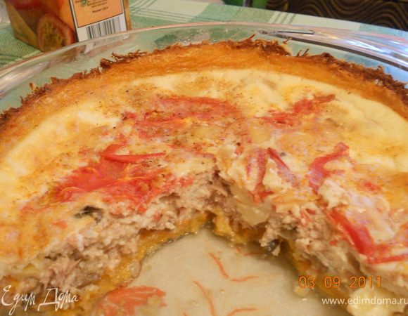 когда основа готова, выкладываем начинку, на дно тунца с луком  следом помидоры , сыр, и все заливаем яичной смесью, и выпекаем еще 25-30 минут при 180 гр!Приятного аппетита!!!