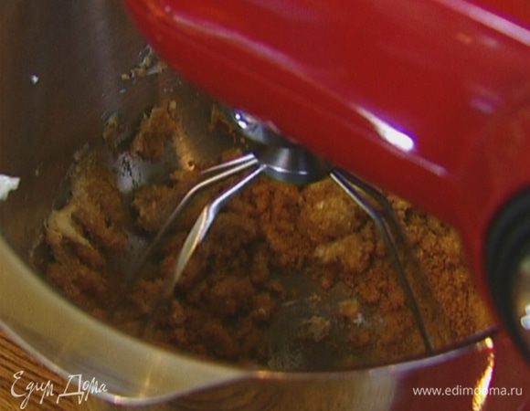 Взбивать в комбайне 1 стакан сахара и 100 г предварительно размягченного сливочного масла насадкой для теста, через минуту по одному добавить яйца, затем небольшими порциями ввести пшеничную муку.