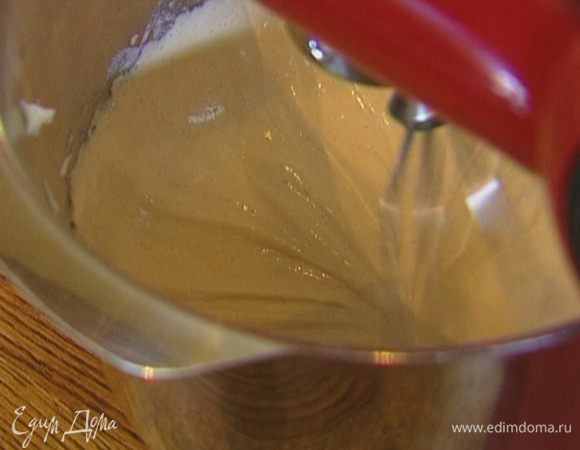 Не прекращая взбивать, добавить разрыхлитель, соль и сметану. Вымешивать пару минут, затем всыпать ржаную муку и взбивать до получения однородной массы.