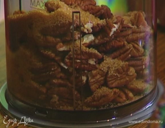 Орехи измельчить в блендере вместе с оставшимся сахаром и корицей.