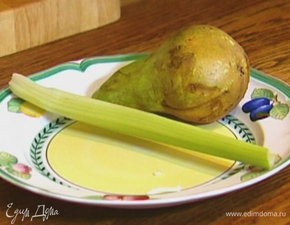 У груши вырезать сердцевину.