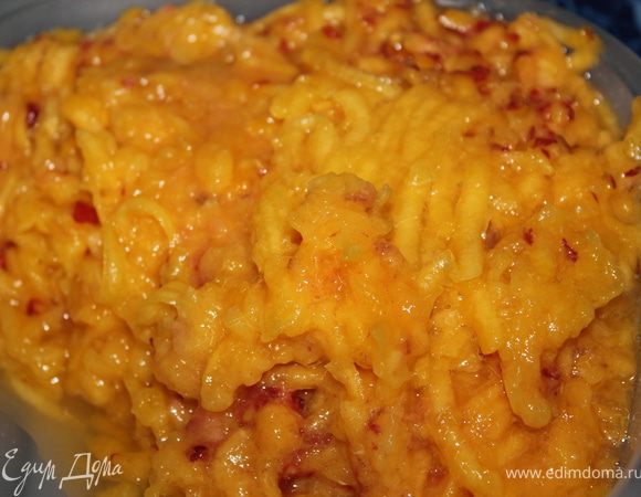 Персики разрезать пополам, вынуть косточки и натереть мякотью на терке, чтобы кожура осталась, она нам не нужна будет.