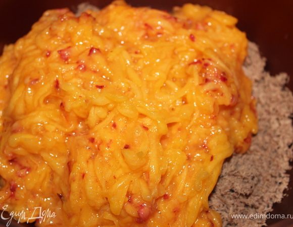 Соединить персики с мясом, посолить по вкусу.