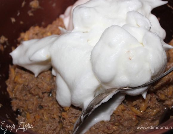 Соединить белки с персиково-мясной массой.