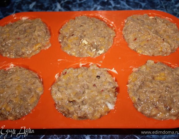 Выложить полученную смесь в форму, смазанную маслом. Разровнять поверхность. У меня были силиконовые формочки в виде роз... 