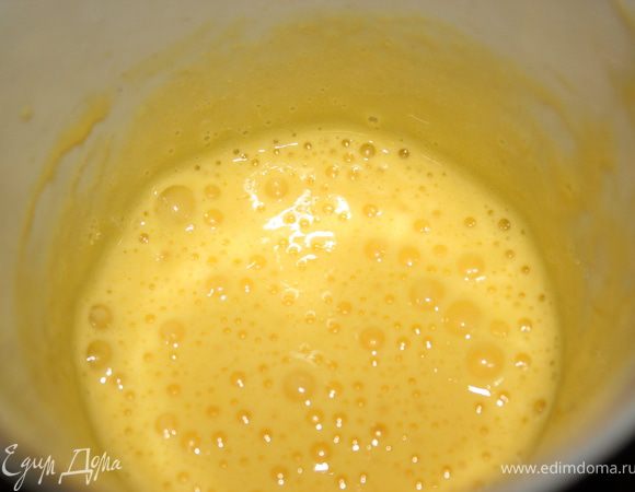 Тем временем взбить желток.