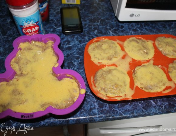 Смазать им суфле. И выпекать при 200 градусах приблизительно 50минут+-.