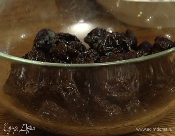 Чернослив замочить в коньяке на 20 минут.