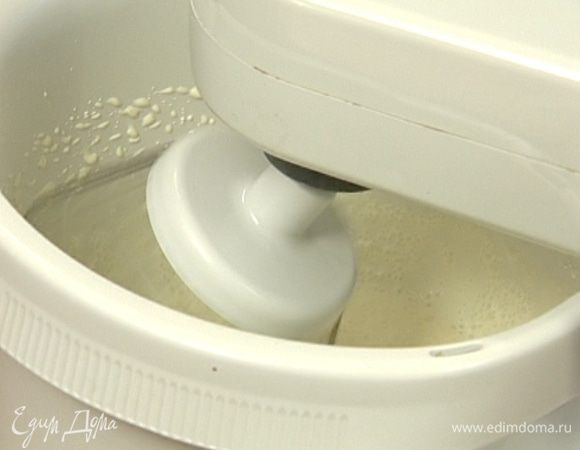 Сливки взбить миксером в крепкую пену (осторожно, не перебить!).