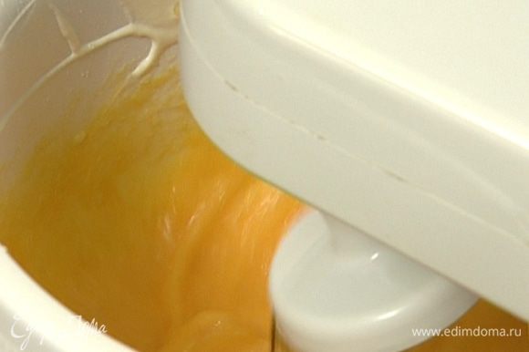 Яйца взбивать с сахарной пудрой до увеличения в объеме в два раза.