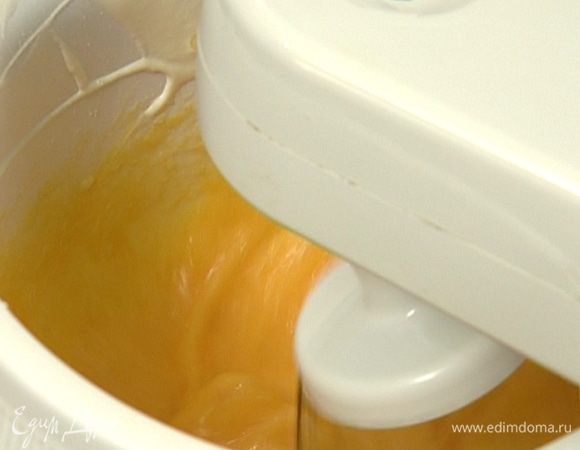 Яйца взбивать с сахарной пудрой до увеличения в объеме в два раза.