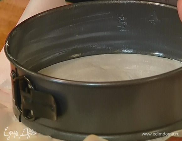 Широкую форму выстелить бумагой для выпечки, смазать ее маслом.