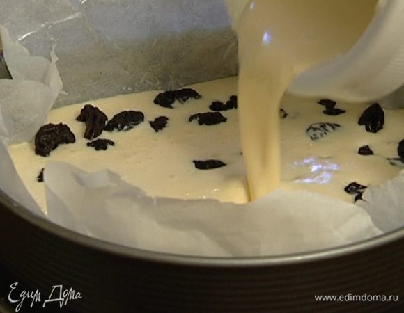 Чернослив слегка отжать и разложить на бумаге в один слой. Сверху равномерно вылить тесто.