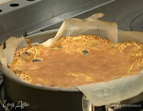 Выпекать пирог в разогретой духовке 25–30 минут.