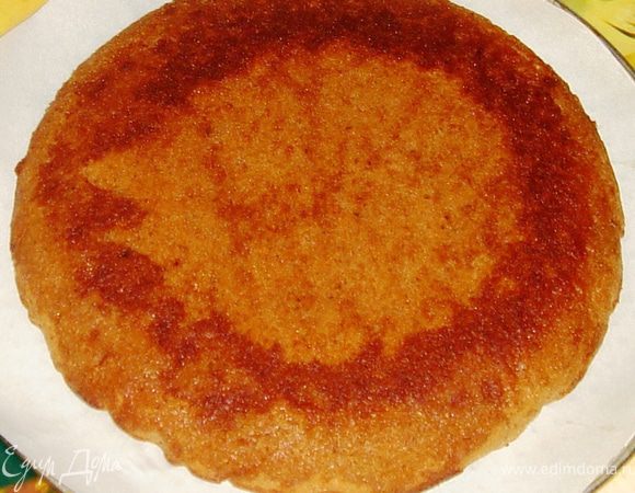 Готовим бисквит:
-яйца взбить с сахаром, ванилином, какао, подсолнечным маслом, молоком и разрыхлителем;
-добавить просеянную муку и тщательно взбить до однородной массы;
-выпекать 2 коржа 15-20 минут при температуре 180градусов.