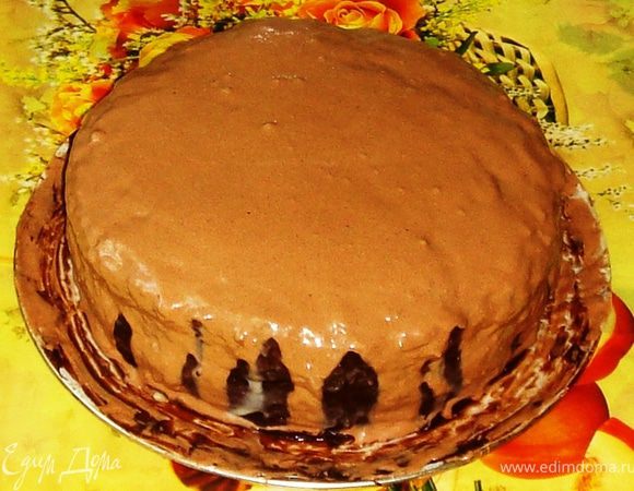 Тем временем приготовим белковую глазурь:
-белки тщательно взбить с лимонной кислотой и сахарной пудрой (её не жалейте, пена должна получиться  густой!);
-добавьте какао и снова взбейте;
-добавьте мягкое сливочное масло и опять взбейте.
Охлаждённый торт полейте белковой глазурью.