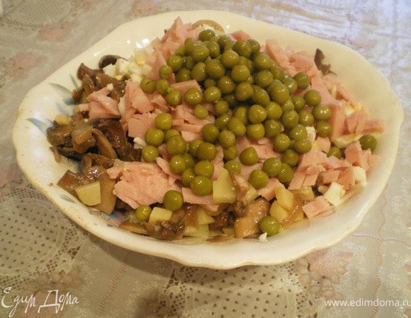 Шампиньоны нарезать на пластинки о обжарить на растительном масле, добавить тонко нарезанный лук . Снять с огня и дать остыть. Картофель и яйца нарезать кубиками,ветчину - тонкой соломкой. Соединить все ингредиенты,добавить зелёный горошек, посолить и заправить майонезом.