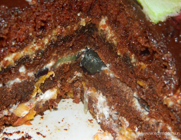 Первый корж-- сливочный крем и мелко нарезаный персик.
Второй корж -- он по-толще остальных, сначала пропитала коньячной пропиткой и оставила на ночь, а с утра --творожный крем,виноград и грецкие орехи.
Третий корж--творожный крем и потёртый бабан на свекольную тёрку.
Четвёртый корж -- глазурь