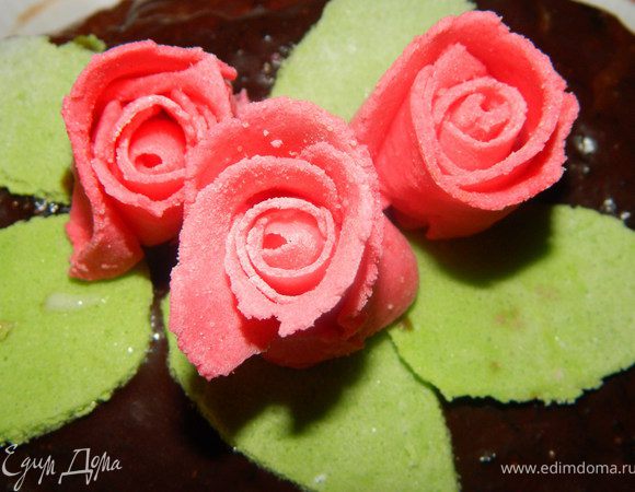 Из мармышково-желатиновой мастики сделала пру розочек. И украсила торт.