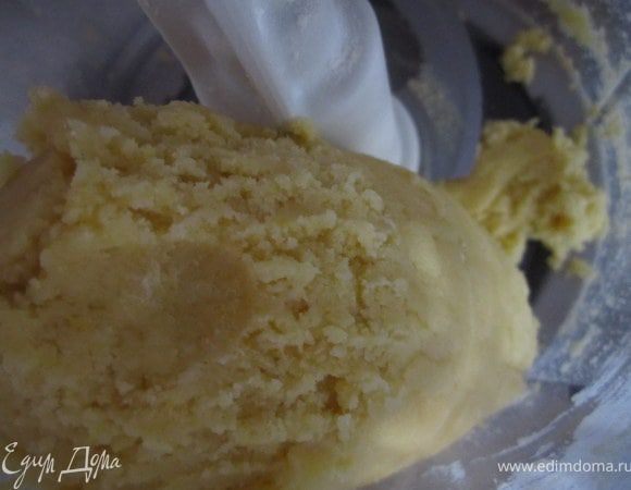 Тесто. Масло натереть на терке, перетереть с мукой и щепоткой соли, добавить яйцо, замесить тесто.