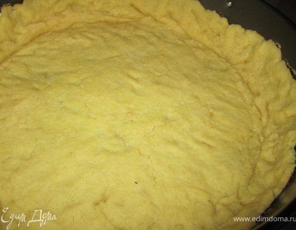 Форму смазать маслом, выложить тесто.