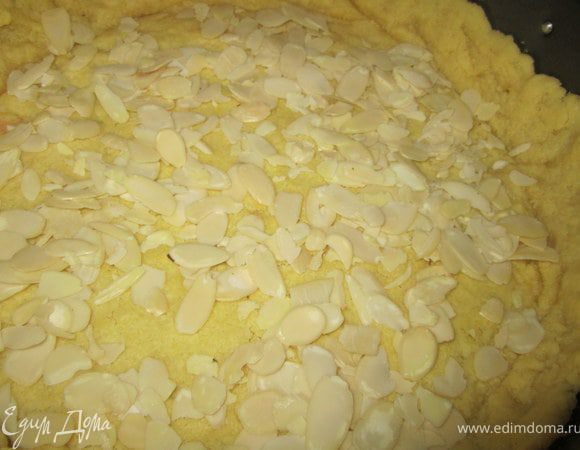 Посыпать миндальной стружкой.
Запекать 10 минут, при температуре 180 градусов.